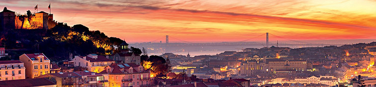 Pôr do sol na cidade de Lisboa. Vista panorâmica da cidade.
