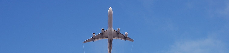 Veduta di un volo effettuata dalla una pista di decollo in primo piano dell’aeroporto di Bari

