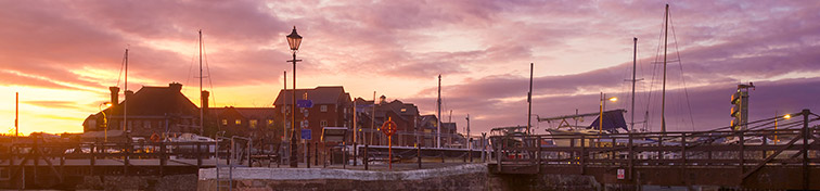 Evening in the harbor of the city of Exeter