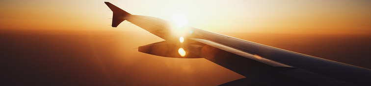 Tragfläche eines Flugzeugs bei Sonnenuntergang