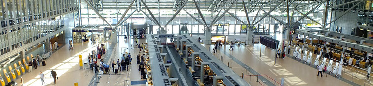 Innenansich eines Terminalgebäudes am Hamburger Flughafen