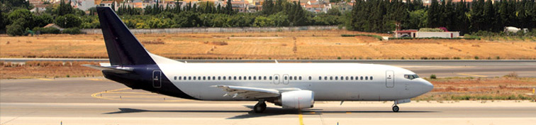 Avión en la pista de aterrizaje del Aeropuerto de Málaga