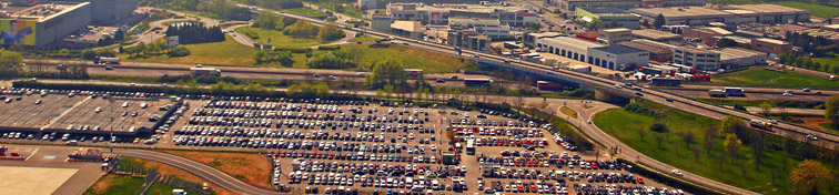 Grande parcheggio vicino l'aeroporto di Bergamo,vista dall'alto