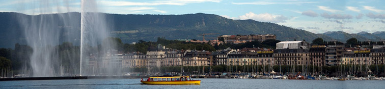 Vue panoramique sur la ville de Genève avec en premier plan le grand jet d'eau et un bateau jaune